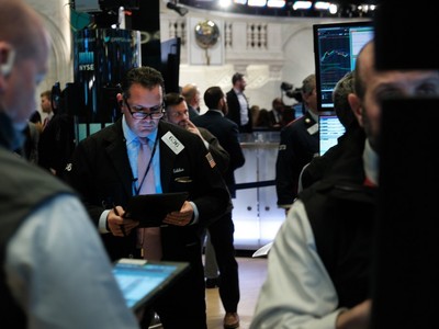 Giới đầu tư gom mua cổ phiếu, chờ lệnh "ngừng bắn"